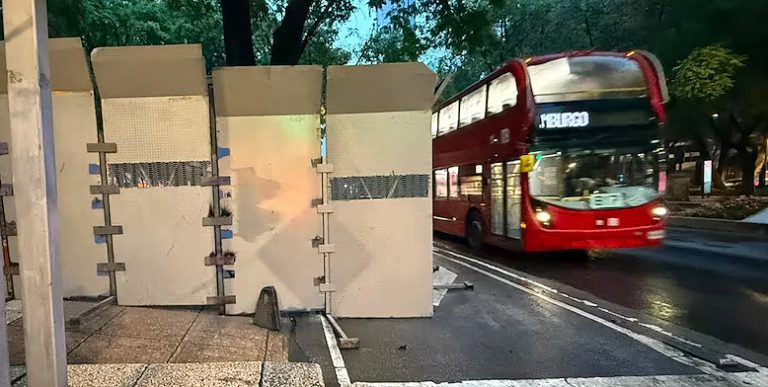 Blindan con vallas estaciónes de Metrobús en Paseo de la Reforma, previo al México vs. Ecuador