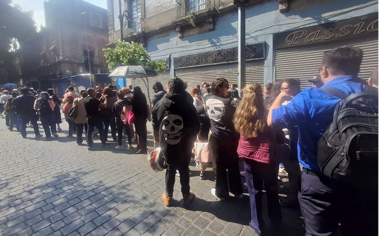 Caos en el centro histórico CdMx, trabajadores hacen fila para ingresar a sus lugares de trabajo