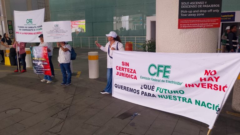 Jubilados de CFE protestan en AICM contra reforma que limita sus pensiones