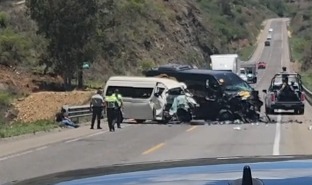 Siete personas muertas y once lesionadas en choque frontal de dos Urvan en la Oaxaca–Cuacnopalan