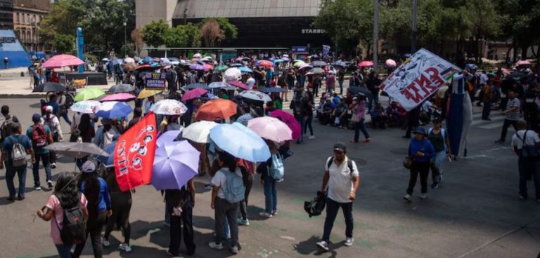 Bloqueos en carreteras, integrantes de la CNTE llegan al Ángel de la Independencia