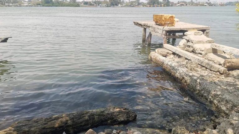 Pescadores denuncian nuevo derrame y Pemex ve anomalía de «coloración»