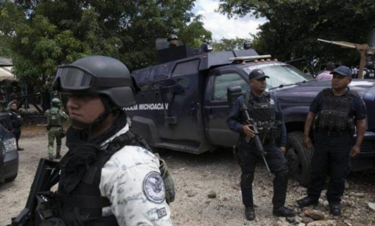 Atacan con drones y explosivos a militares y policías