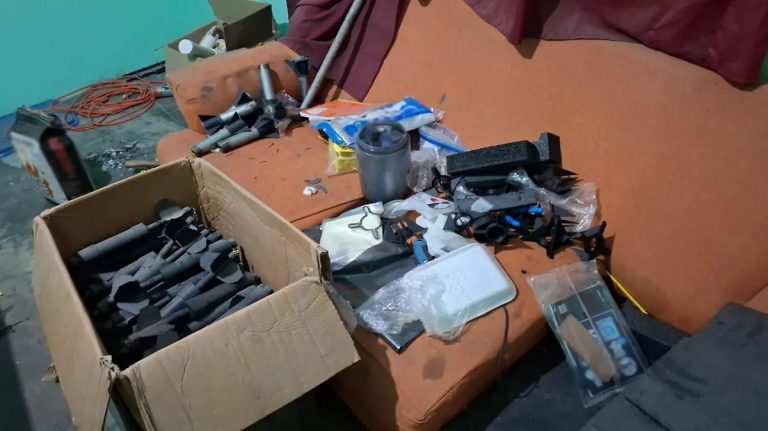 Desmantelan fábrica de explosivos y bodega para almacenar armas