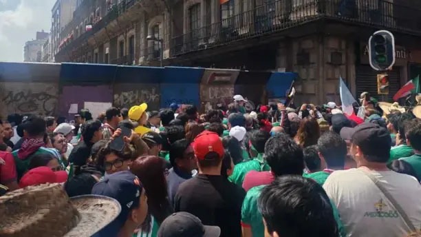 Campamento CNTE colapsa ingreso al Fan Fest del Zócalo