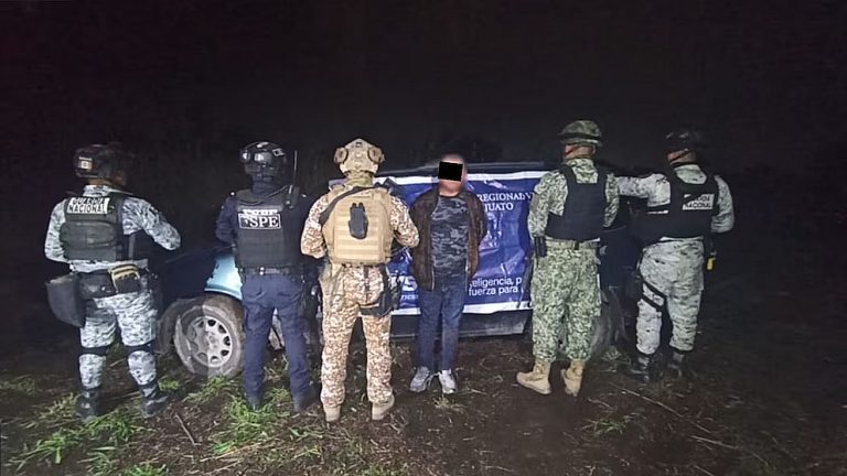 Aseguran centro clandestino  de almacenamiento y miles de litros de huachicol en Guanajuato