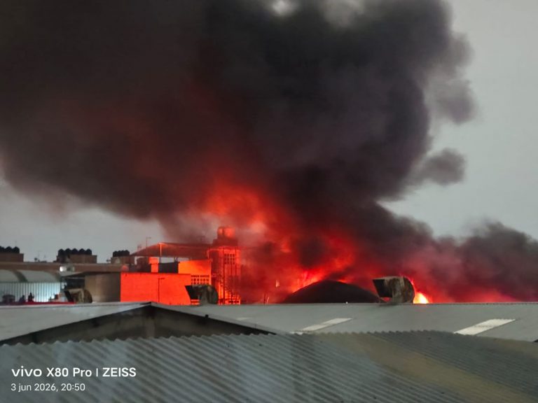 Incendio en bodega moviliza a cuerpos de emergencia cerca del Mercado de Jamaica
