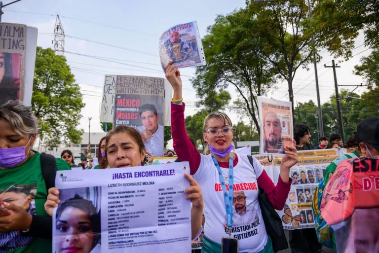 Familiares de personas desaparecidas lograron ingresar a la explanada del Estadio Azteca