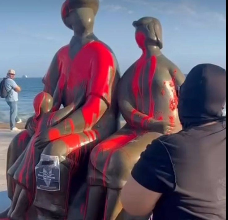 Manchan de rojo el monumento a la familia en Mazatlán