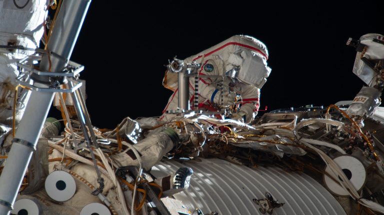 Astronautas refugiados en cápsula de SpaceX por fuga de aire en Estación Espacial Internacional