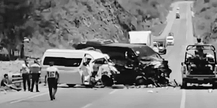 Choque frontal en la autopista Oaxaca-México deja 7 muertos y más de 10 heridos