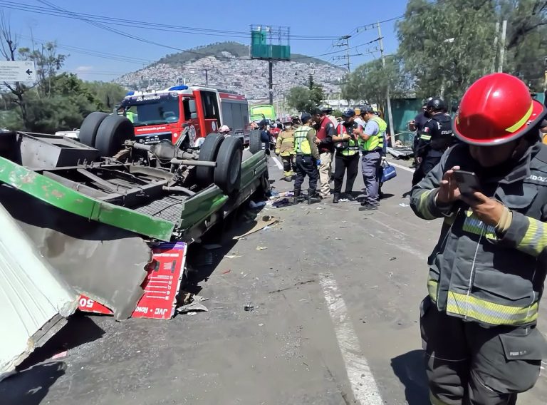 Volcadura de unidad del transporte público en Tlanepantla, reportan varios lesionados