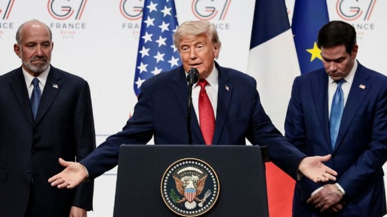 Trump afirma que “los cárteles gobiernan México”, describe a Sheinbaum como una mujer “muy asustada”