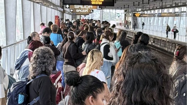 Metro provoca enojo en usuarios; cerrada Línea 2 y saturada Línea 12