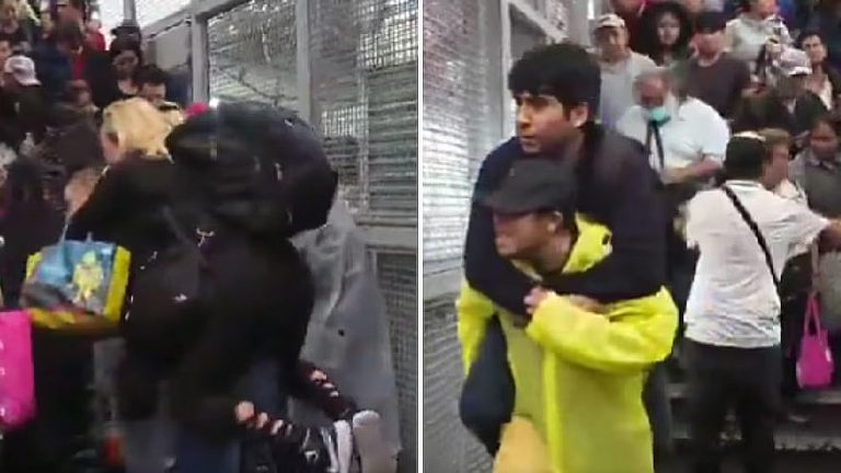 Ambulantes cargan a usuarios del Metro Acatitla tras inundación y les cobran 10 pesos