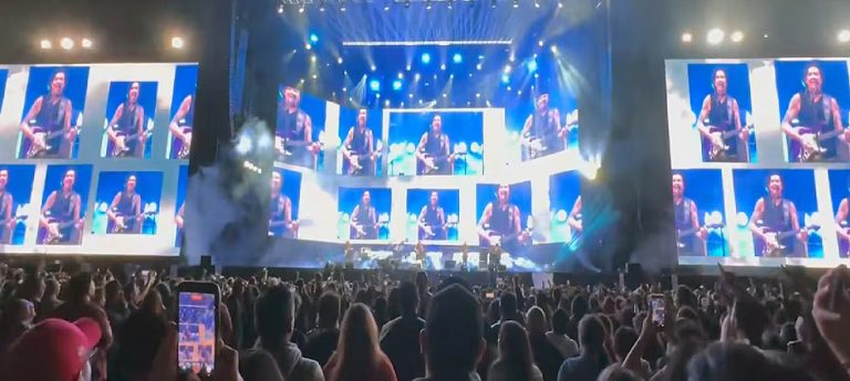 Caifanes hace historia en el Estadio GNP, emociona con homenaje a madres y padres buscadores