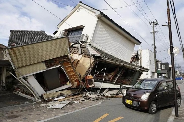 Sismo en Japón deja 30 muertos mientras continúan las labores de rescate