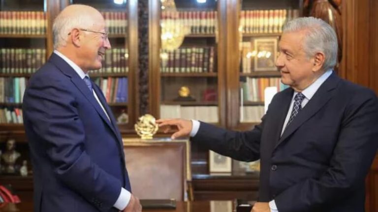 Ken Salazar expone silencio de AMLO tras captura de «el Mayo»