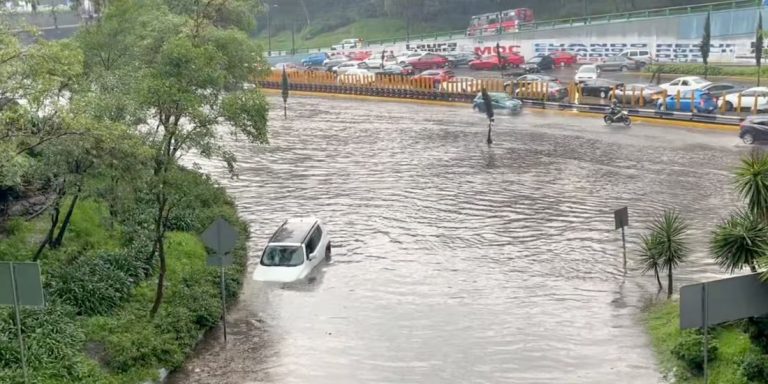 Fuertes lluvias provocan caos vial e inundaciones en la Ciudad de México