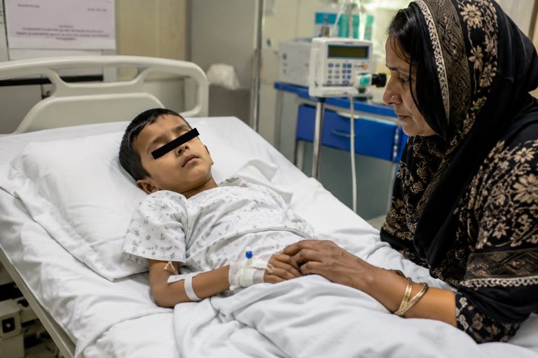 Niños contraen VIH en hospital de Karachi, Pakistan; investigan posible negligencia médica