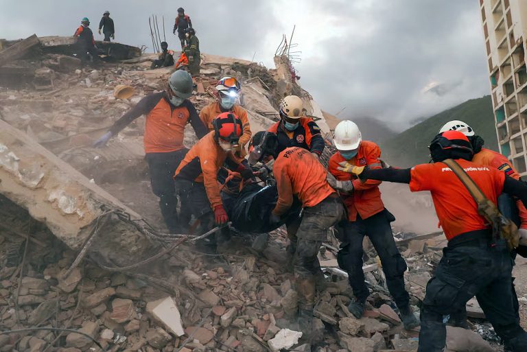 Gobierno de Venezuela aumentó a más de 4,300 la cifra de muertos por los terremotos