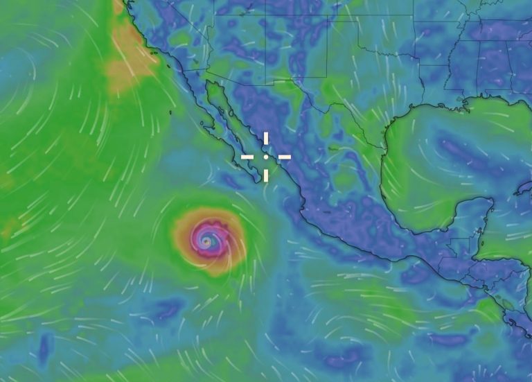 Genevieve se mantiene como huracán categoría 4 y continúa alejándose de las costas mexicanas