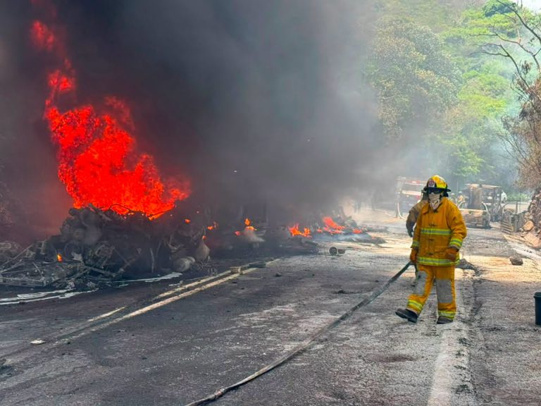 Explosión de pipa consume varios vehículos en autopista Puente de Ixtla–Iguala