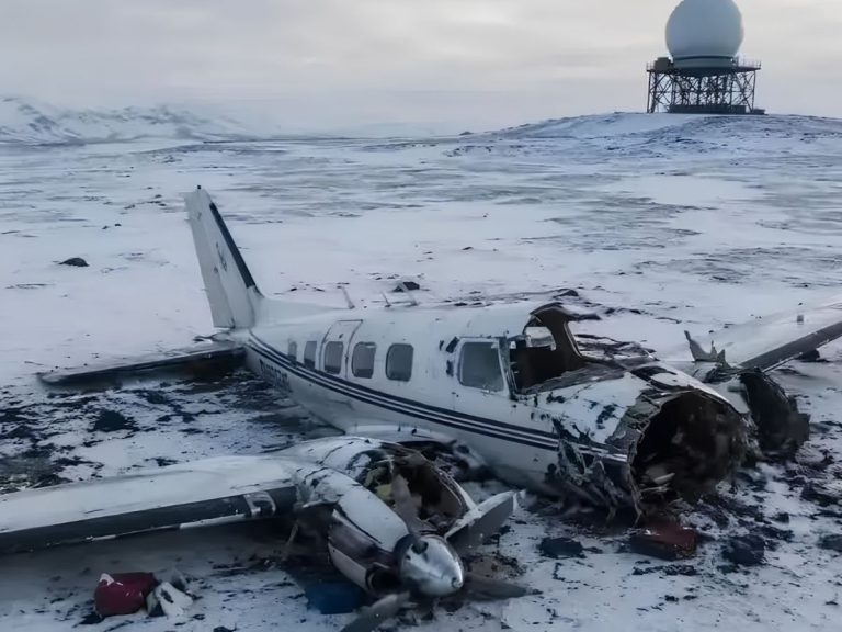 Avión se estrella en zona de difícil acceso en Alaska; hay 8 muertos