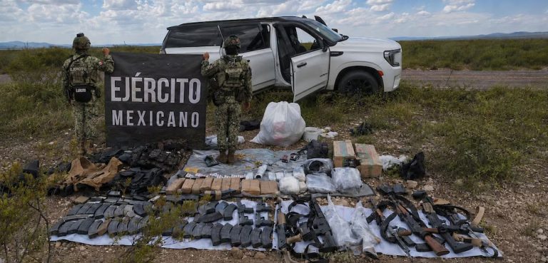 Detienen a cuatro personas con un arsenal; más de 4 mil cartuchos y droga, en Durango