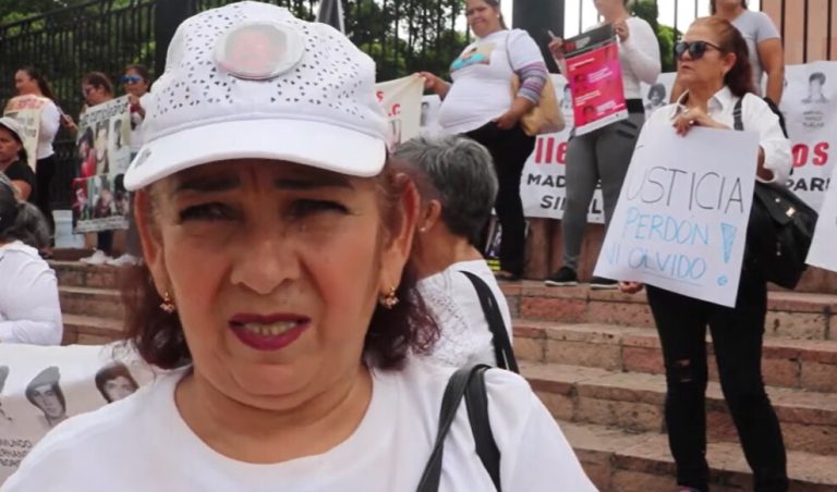 Madre buscadora Alma Rosa Rojo es atacada a balazos, en Culiacán