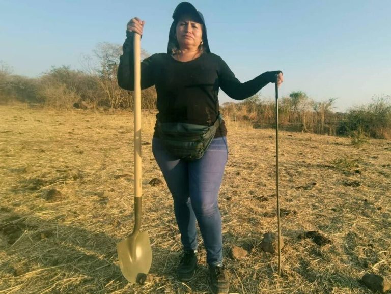 Ceci Flores exige a Sheinbaum no plantar arboles y ponerse a desenterrar cuerpos