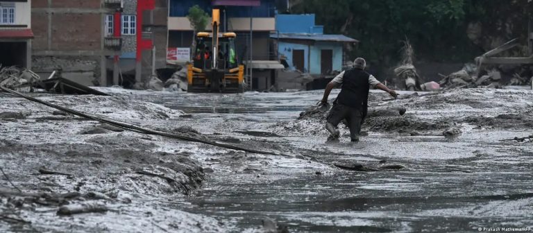 Nepal eleva a 389 los muertos y más de 900 desaparecidos tras catastrófica riada