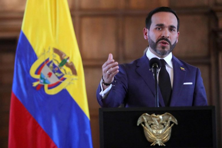 De la Espriella pide a Trump suspender aranceles, tras terremoto