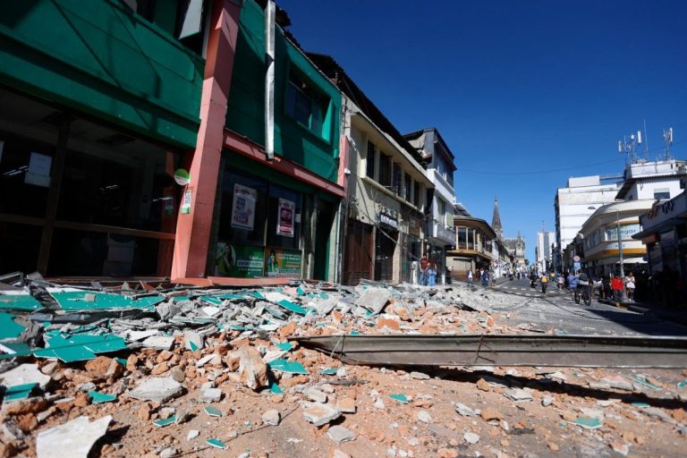 Suspenden operaciones en seis aeropuertos de Colombia, por terremoto