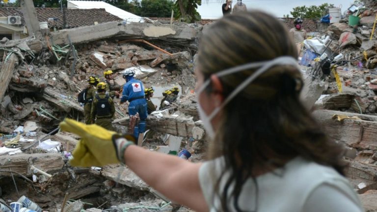 Sismo que dejó a Colombia de rodillas: la cifra de muertos supera los 300