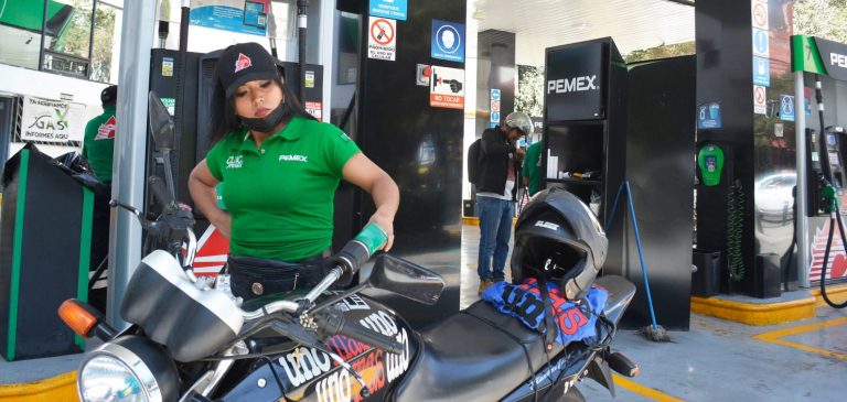Gobierno federal y gasolineros acuerdan extender tope de precios a Magna y diésel, hasta 2027