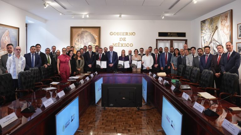 Gobierno federal y gasolineros firman acuerdo; para mantener el tope de precios, de los combustibles
