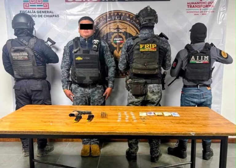 Fuerza Pakal detiene a hombre con uniforme e insignias falsas; le decomisan arma, cargadores y cartuchos, en Chiapas