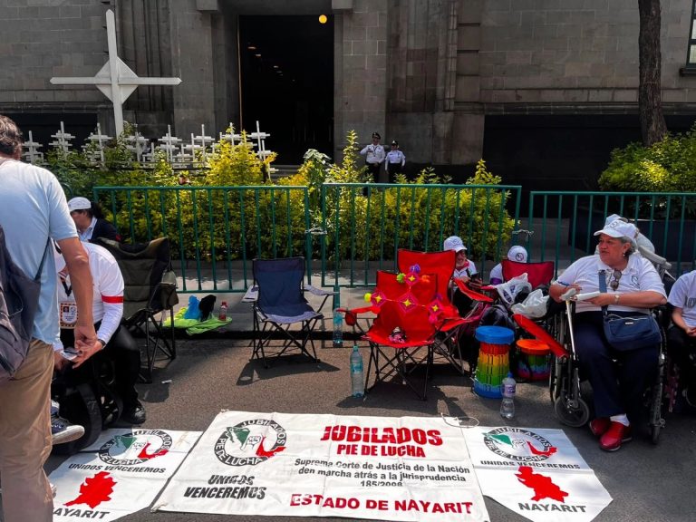 Jubilados y pensionados del IMSS protestan nuevamente frente a SCJN