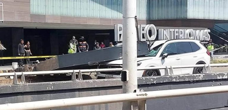 Estructura aplasta camioneta en Interlomas: muere una mujer