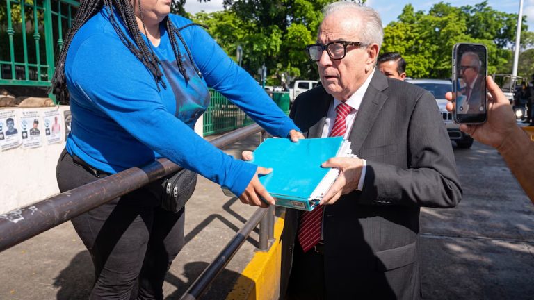 Madres buscadoras abordan a Rocha Moya le entregan carpeta de investigación sobre desaparecidos