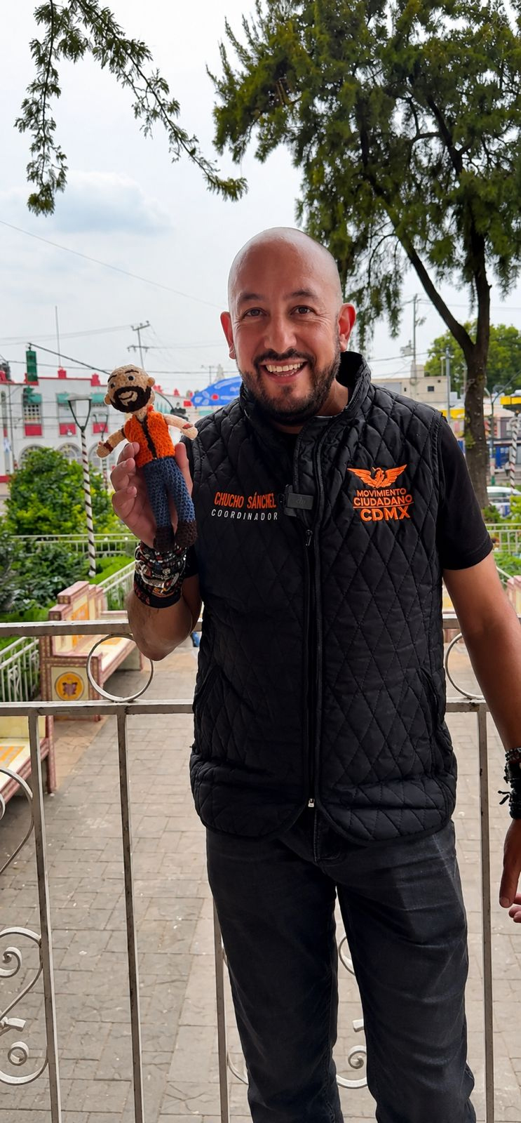 Entre recorridos y conversaciones; los regalos que Chucho Sánchez ha recibido, de vecinos de Iztacalco