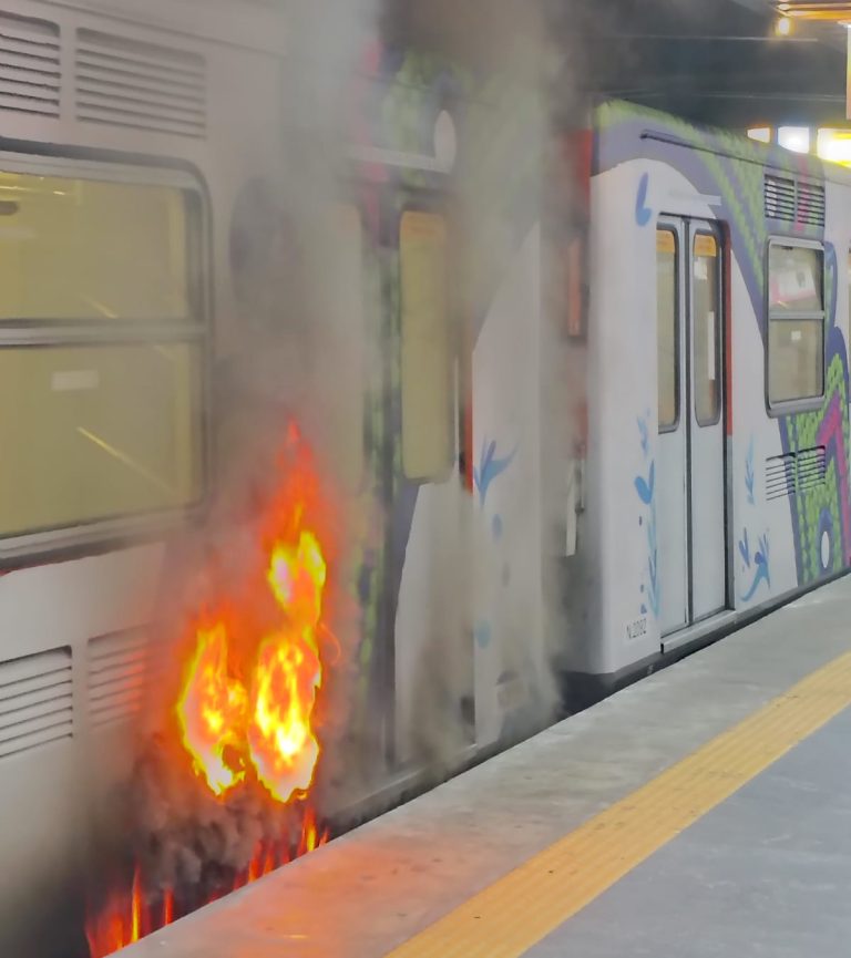 Se incendió un neumático del metro en estación Taxqueña