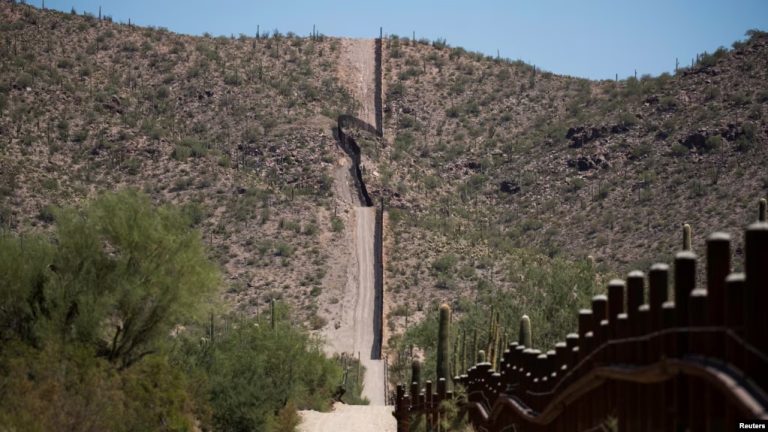 Mueren 73 migrantes en desierto de Arizona