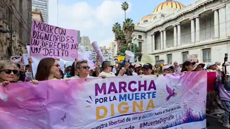 “Muerte digna, ¡ya!”: marchan en CDMX y llevan Ley Trasciende al Congreso