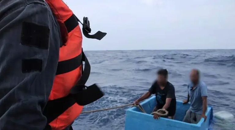 Marina rescata a dos pescadores tras cinco días a la deriva