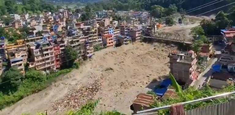 Sube a 579 muertos y casi 2 mil desaparecidos tras colapso de un glaciar en Nepal