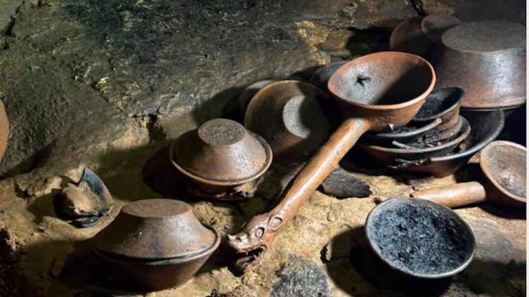 Descubren cueva con ofrendas y 179 piezas prehispánicas en Chiapas