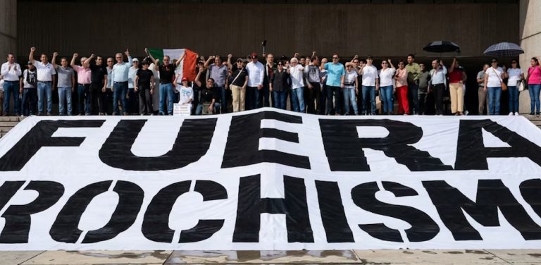 Protesta en Palacio de Gobierno exige perfil, sin nexos con Rocha Moya