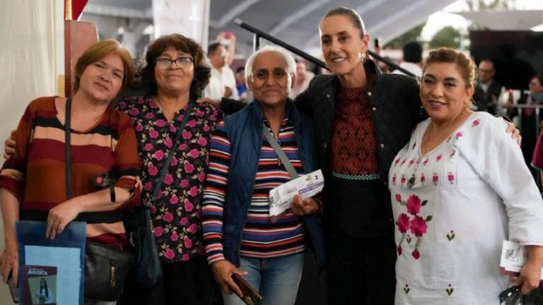 Sheinbaum entrega tarjetas del programa Pensión Mujeres Bienestar en Naucalpan